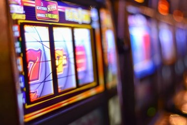 Live Texas Hold'em Bonus dealer studio on sistoto with multi-camera feed