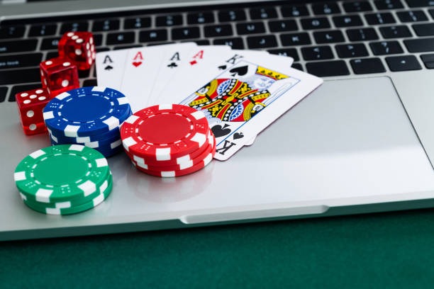 sistoto Three Card Poker interface showing hand strength and betting controls